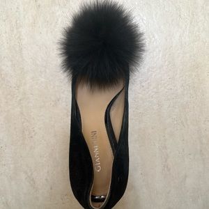 Black suede heels with Pom Pom feather toe - Gianni Bini